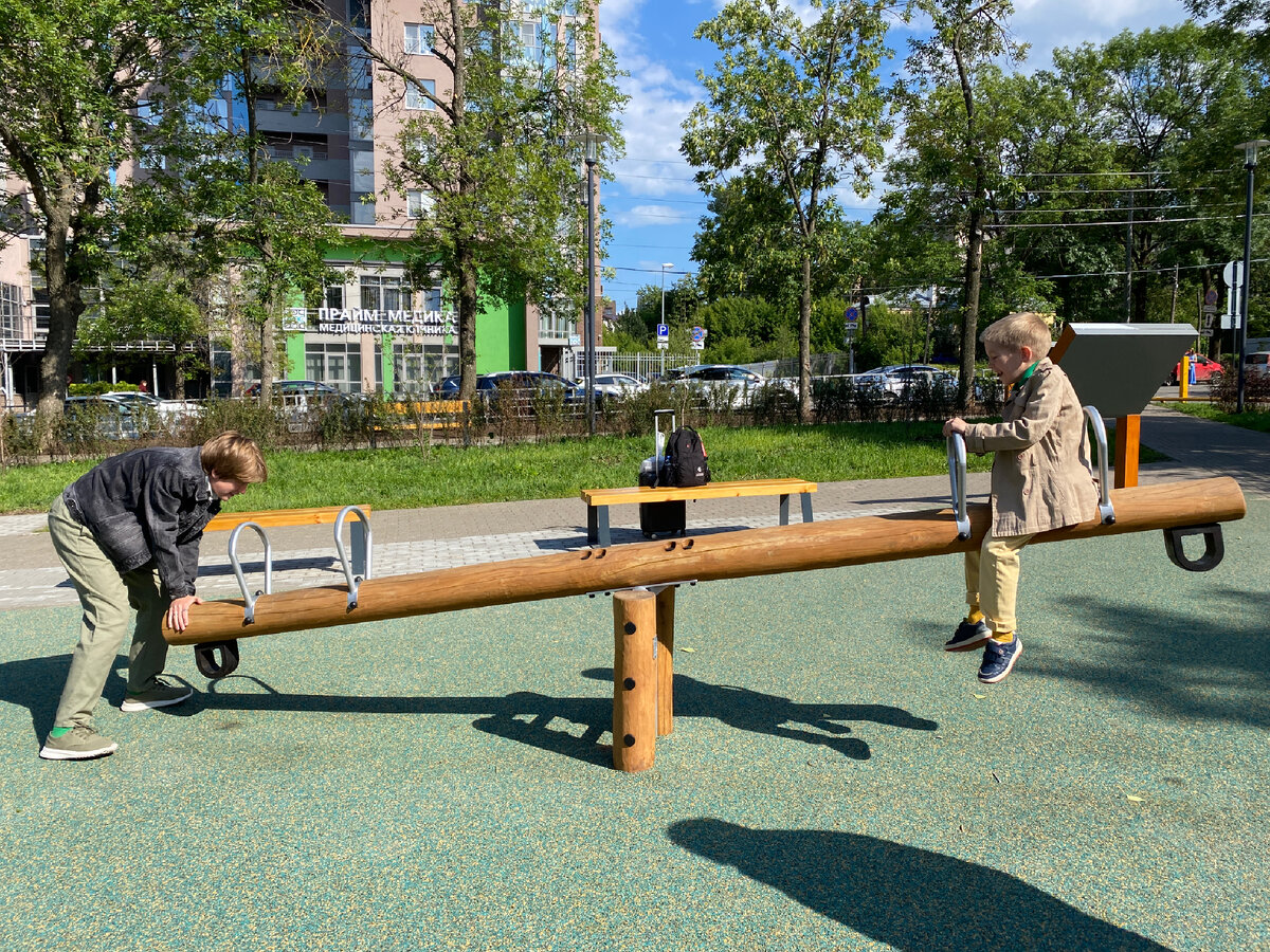 Фото автора. Стройка - прямо за этой площадкой. Именно оттуда вылетела эта обезумевшая толпа 