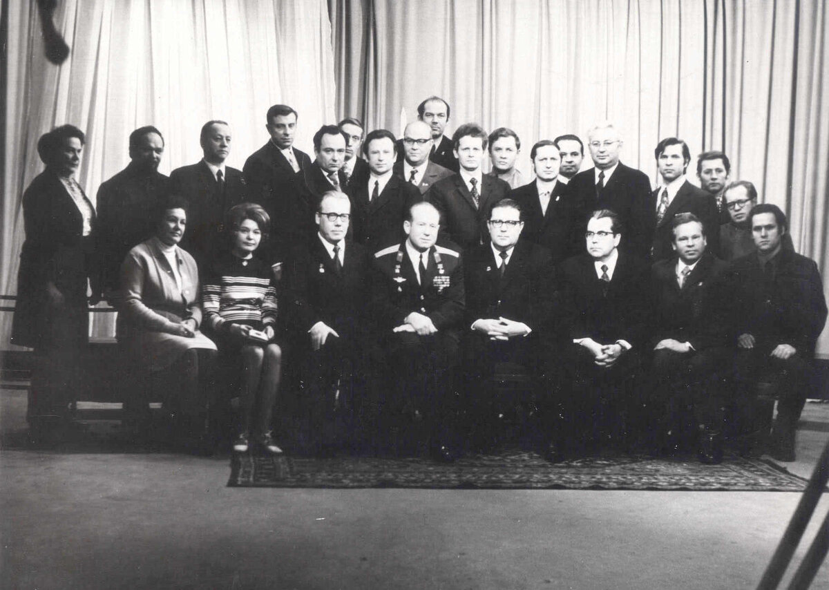 Коллектив Кировской студии телевидения в центре космонавт Алексей Леонов. 1974 г.