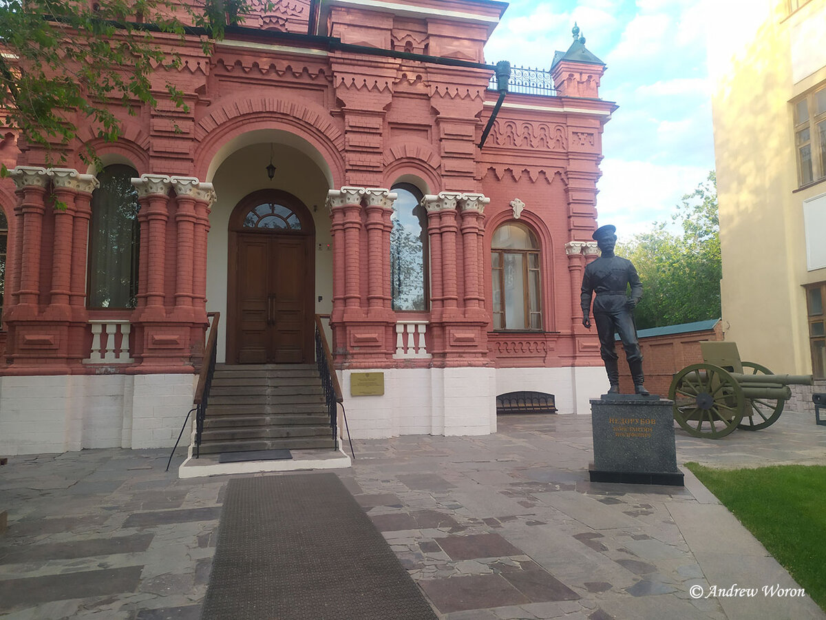 Памятник Недорубову у здания музея. Второй мемориал герою войны есть в станице Кущевская, Краснодарского края