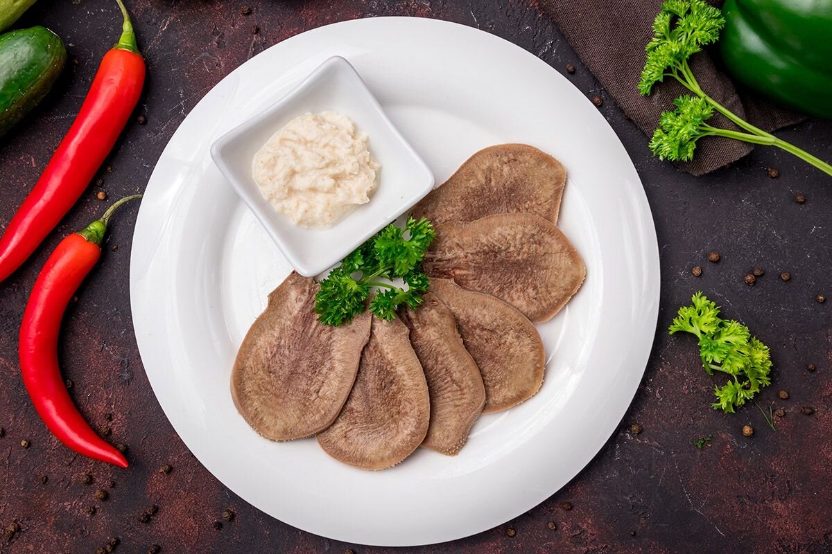 После варки язык получается настолько мягким и нежным, что просто тает во рту. Источник: shutterstock.com📷
