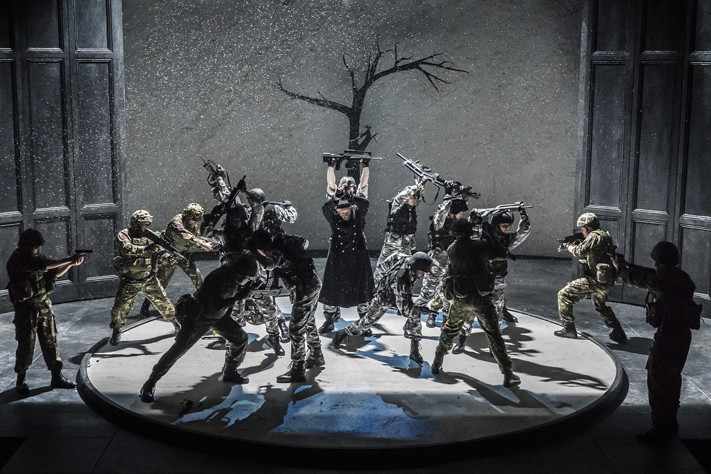 Иэн МакКеллен в постановке трагедии Уильяма Шекспира "Король Лир" 