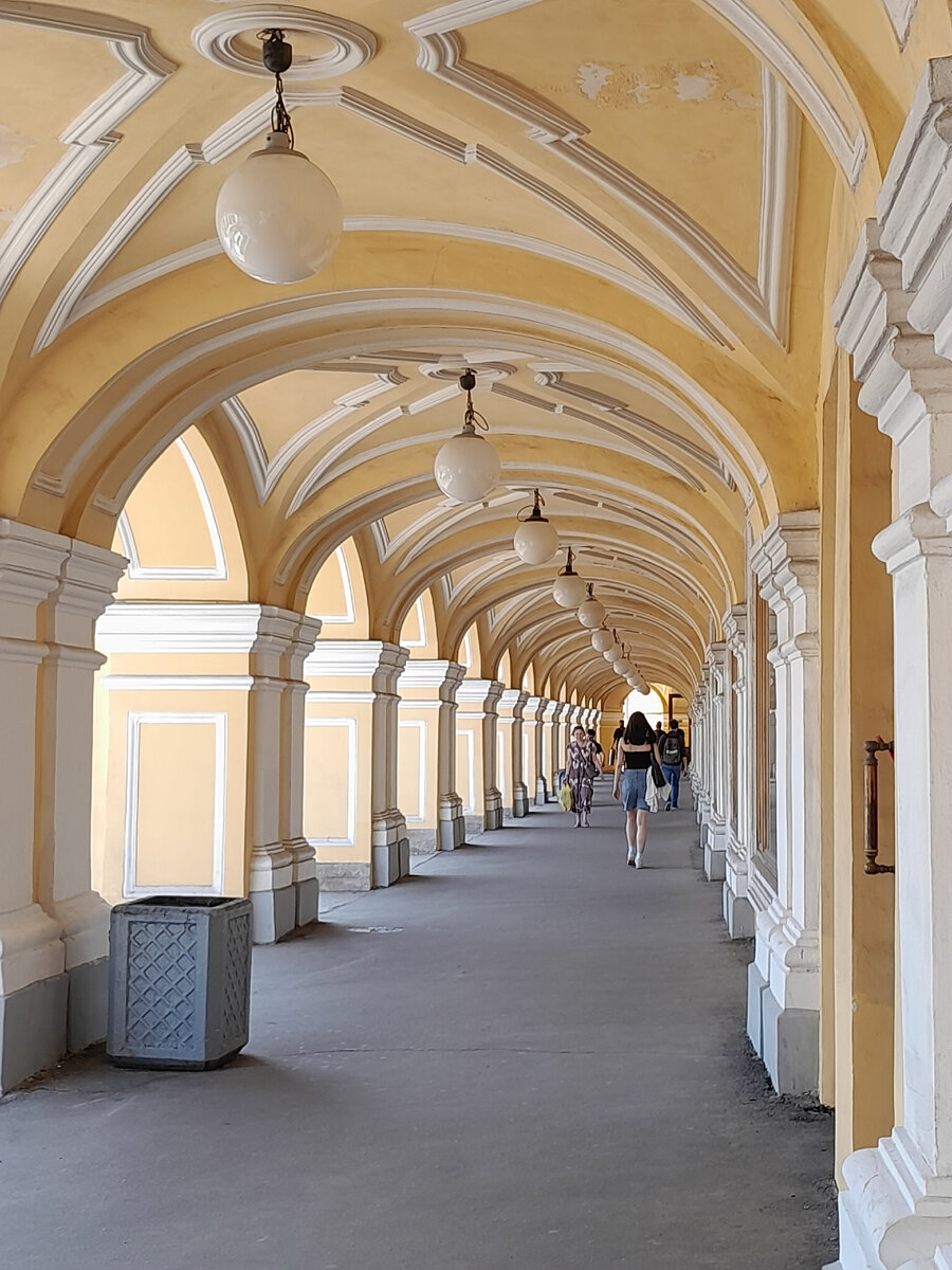 Санкт-Петербург. Гостиный двор. Садовая линия, 1-й этаж