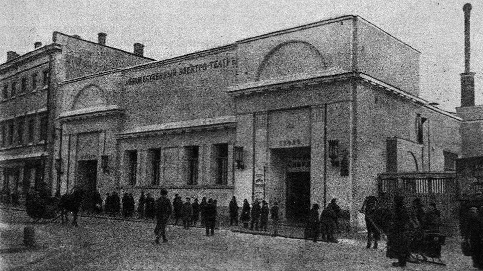 Кинопрокат был весьма прибыльным занятием. Поэтому к середине 1920-х почти все кинотеатры стали государственными или ведомственными, а директорам оставалась возможность мухлевать с билетами

Фото: Госкино