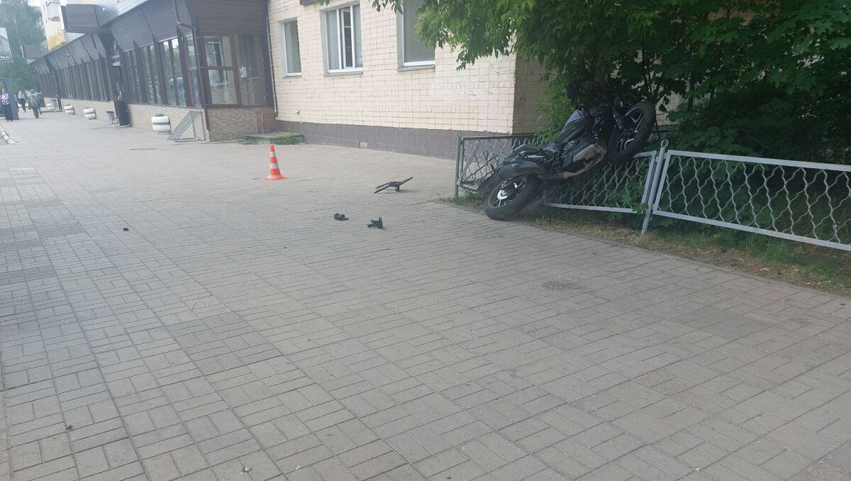 Мотоцикл на тротуаре