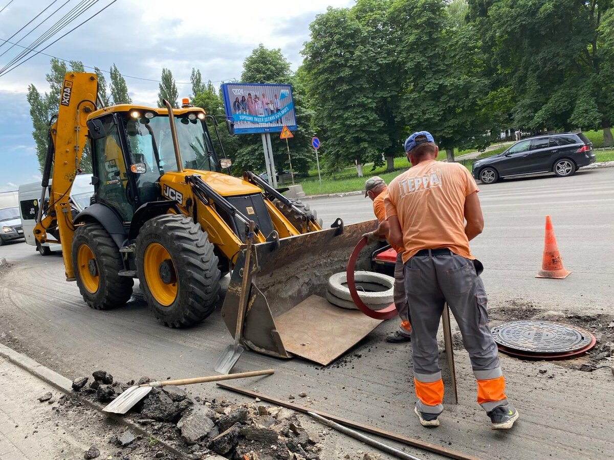    В Курске в районе ЮЗГУ продолжается ремонт автомобильной дороги