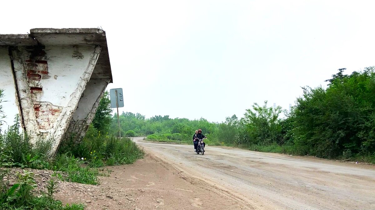    Югорчане восстанавливают дорогу в Макеевке