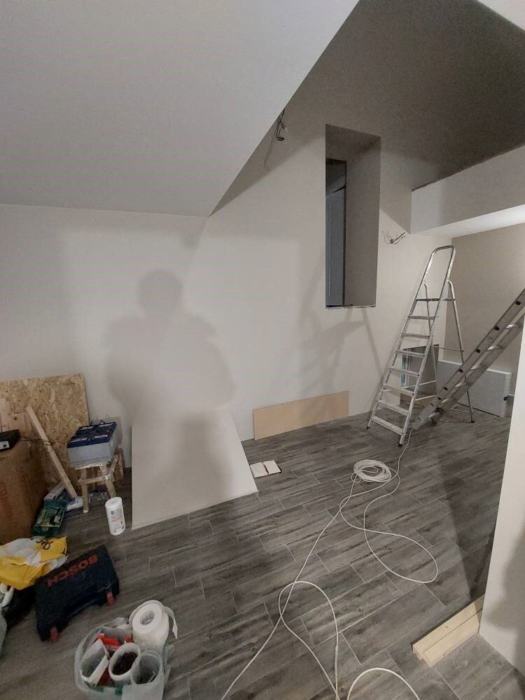 Слева проем в стене, куда и нужно было сделать дополнительный выход 