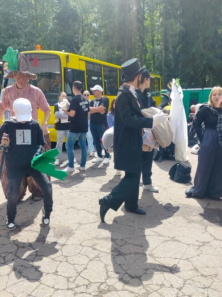     До Михайловского людей доставляли специальные бесплатные автобусы