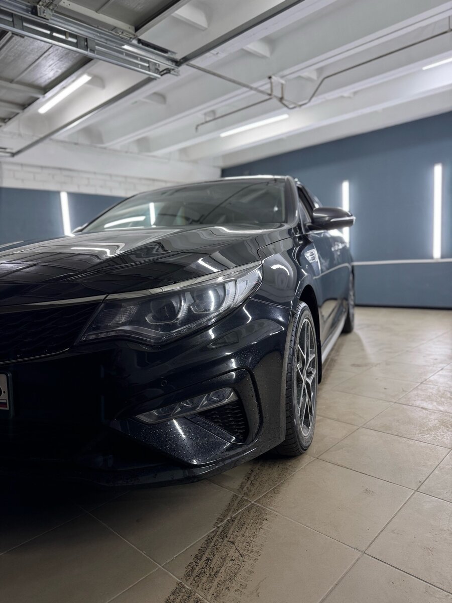 KIA OPTIMA на черном кожаном салоне.