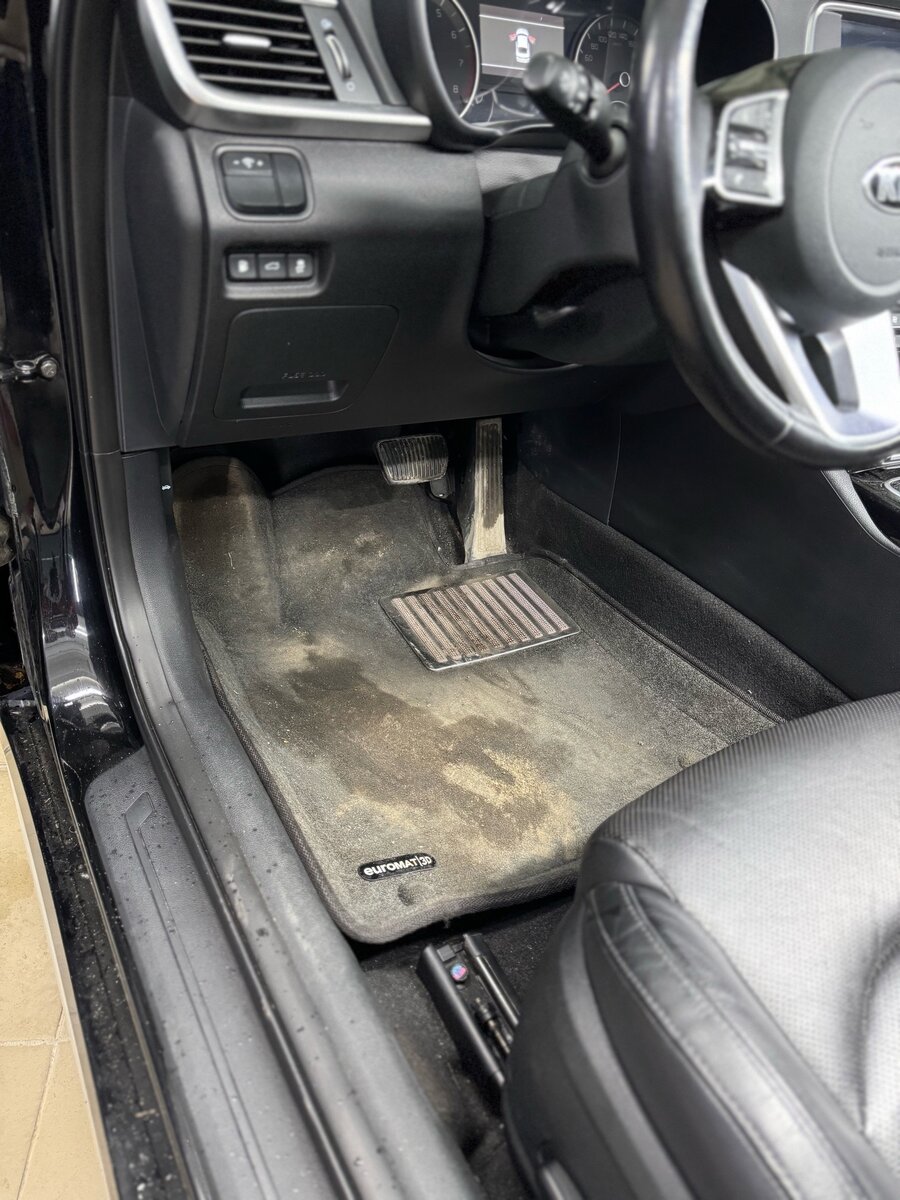 Ковер под водительским и пассажирским сиденьем. Листай ▶