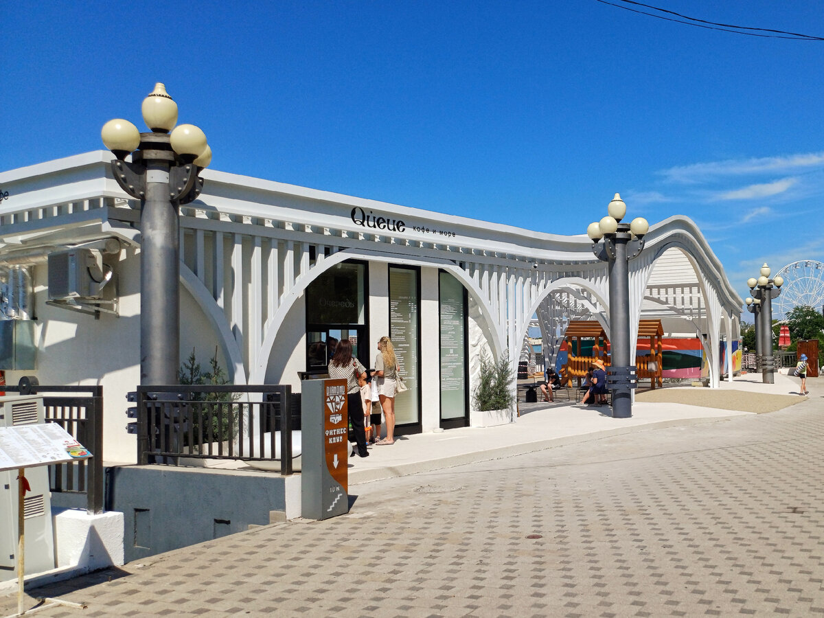 Новая зона отдыха на набережной и кофейня "Кью"