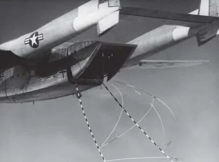 Самолет C-119 с приспособлением для "ловли" контейнеров с высотных аэростатов-разведчиков.