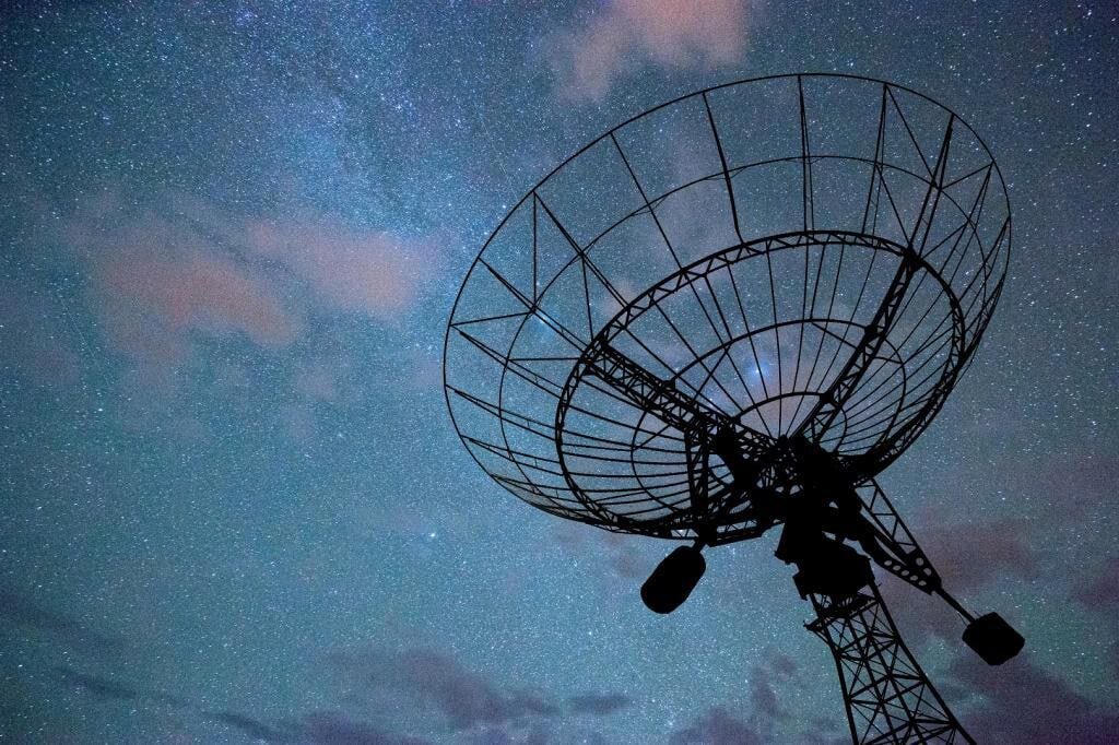 Странный радиосигнал раз в час приходит на Землю из космоса: учёные не знают, что это.

На радиотелескопе в Австралии обнаружено нечто, регулярно посылающее один импульс к Земле.