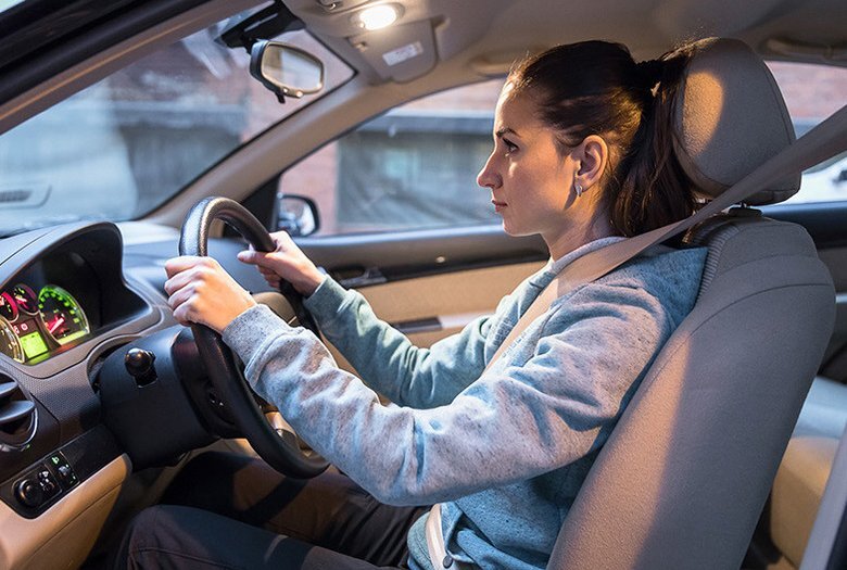    Посадка за рулем должна быть правильной — как учили в автошколе.