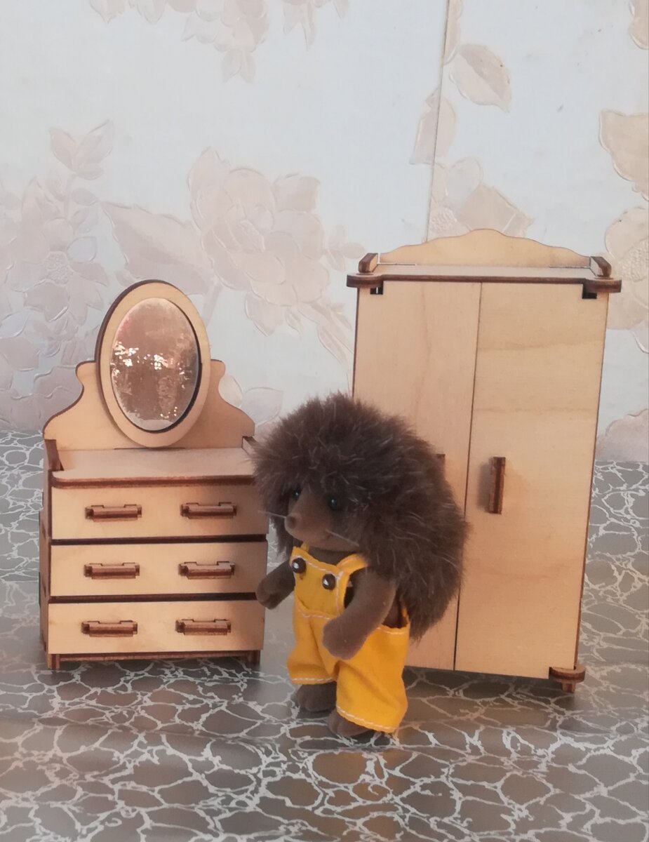 Комод с зеркалом из этого мебельного гарнитура, тоже не подходил ежам. 