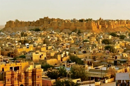 Золотой форт в городе Джайсалмер, построенный из желтого кремнистого известняка