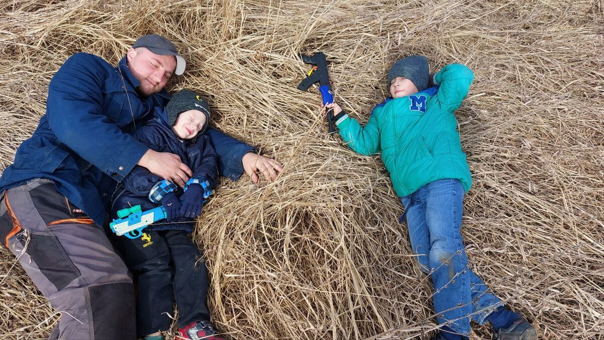 Это мы на даче как-то весной на поле лежали )) вовремя прогулки грелись на слабеньких лучах солнца