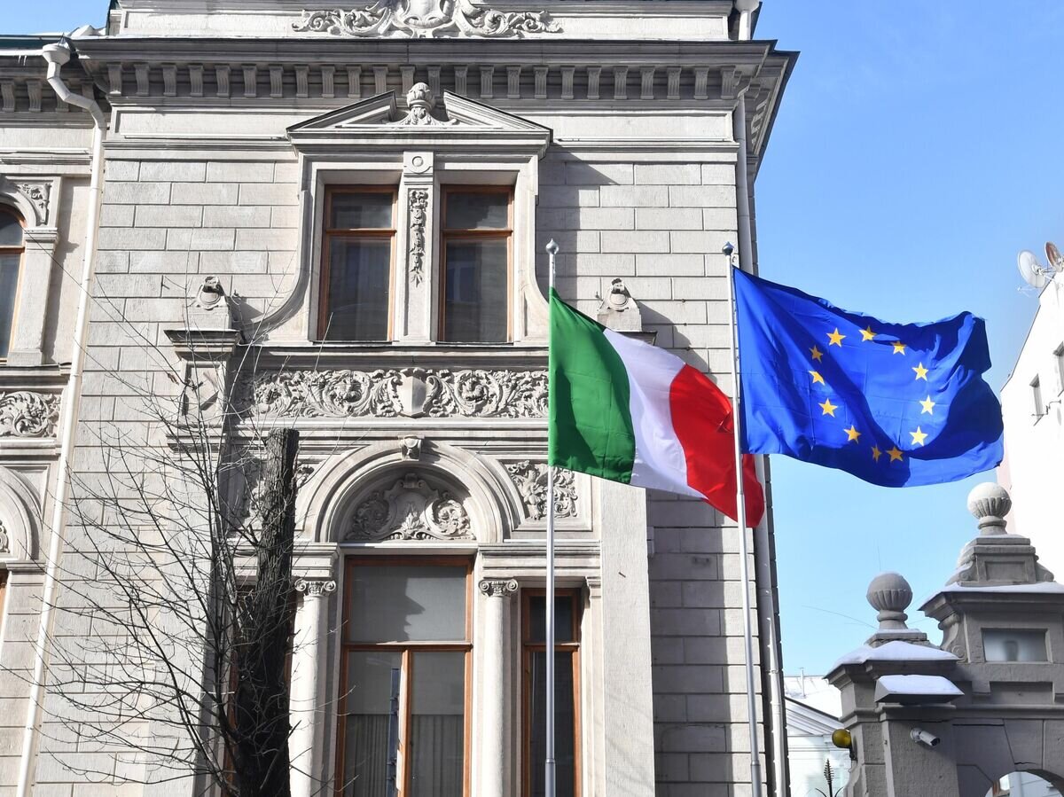    Приспущенный государственный флаг у посольства Италии в Москве© РИА Новости / Михаил Воскресенский