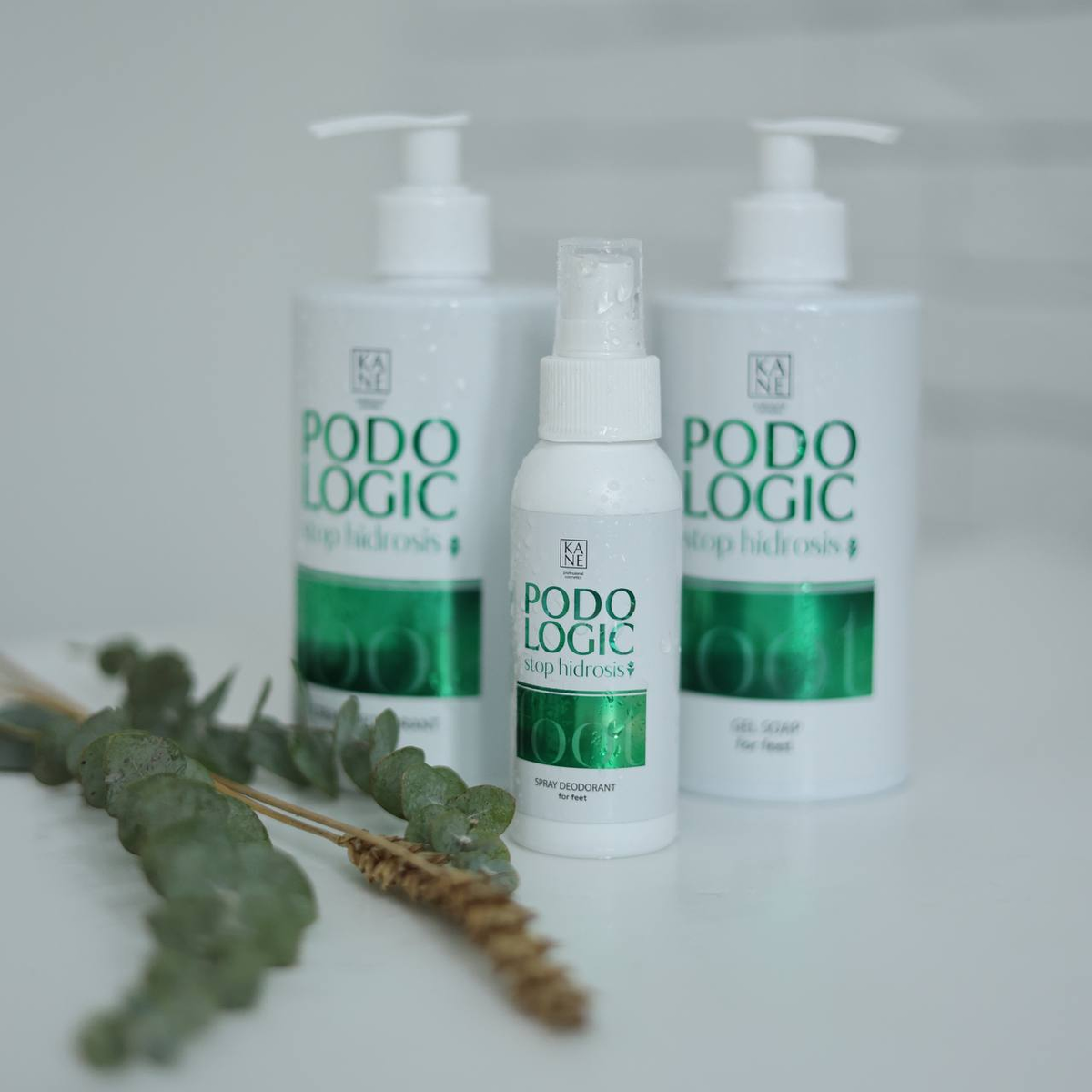 Безумно актуальная (особенно в летний сезон), но совершенно мало освещённая тема — повышенное потоотделение стоп. Но прежде, чем мы углубимся в неё, предлагаем разобраться с основными понятиями.-5