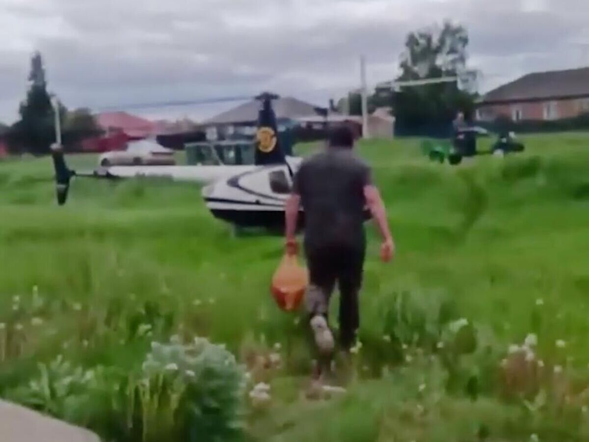    Мужчина, прилетавший в магазин в селе Богословка Омского района на вертолете© Кадр видео из соцсетей