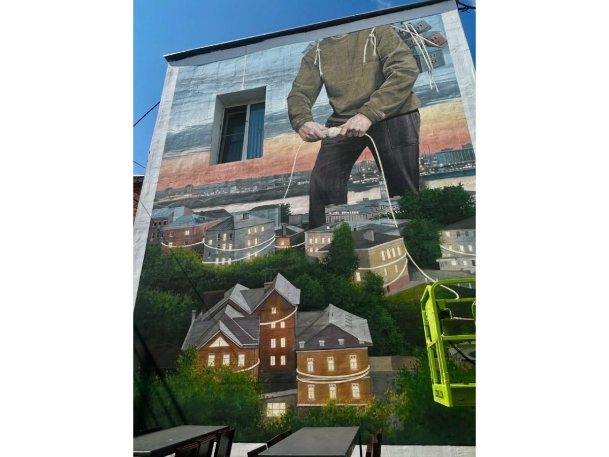    Свой новый мурал о «Второстепенном герое» художник посвятил теме объединения и света