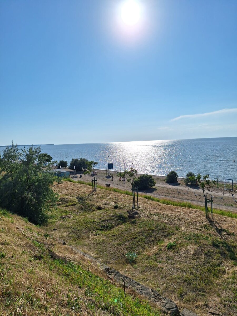 У нас в Ейске жара стоит. Градусник на солнце показывает 38-40. 