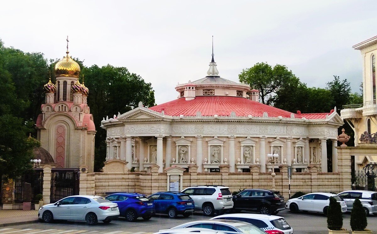 Старый парк в Кабардинке: Театр, Православная часовня. (Фото автора)