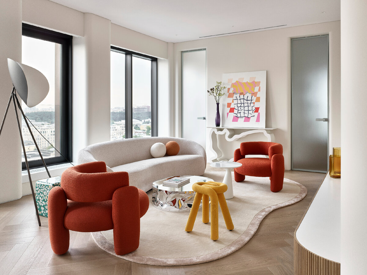 Гостиная. Диван Eichholtz, журнальный столик Opinion Ciatti, ковер Art de Vivre, торшер Hind Rabii.