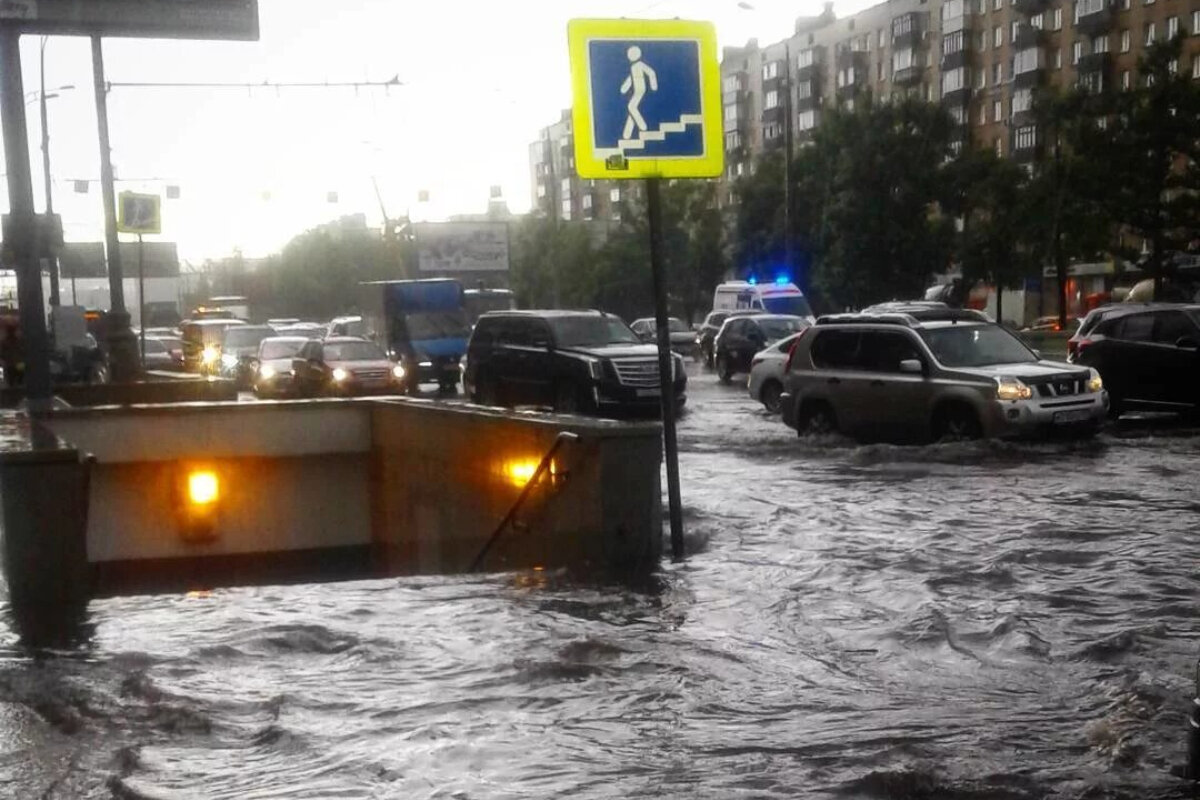 Такой силы дождя еще не было». На Москву надвигается «тропический  мегаливень». Что ждет столицу в День России? | RuNews24.ru | Дзен