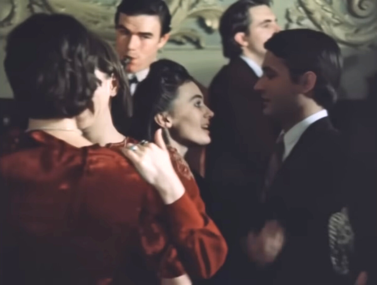 Лариса Гузеева в роли спутницы Тараскина (Андрей Градов). Кадр из кинофильма "Место встречи изменить нельзя", 1979 г., режиссер Станислав Говорухин, сценаристы Аркадий Вайнер, Георгий Вайнер, композитор Евгений Геворгян (скриншот) 