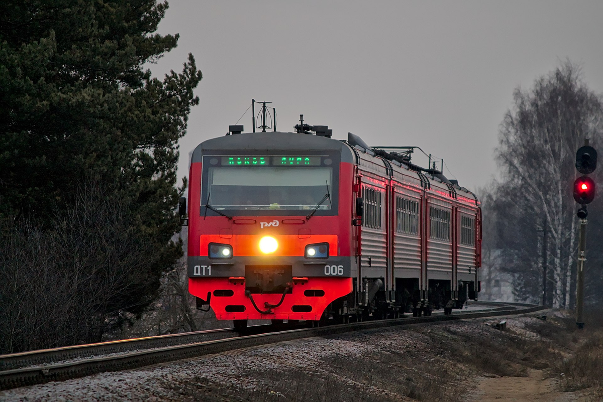 ДТ1-006 в корпоративной окраске ОАО «РЖД». Источник фото: ru.wikipedia.org Авторство: Neu-Zwei. https://img-fotki.yandex.ru/get/9740/43107019.16/0_8e590_799d81b5_orig.jpg, CC BY-SA 4.0, https://commons.wikimedia.org/w/index.php?curid=43308380