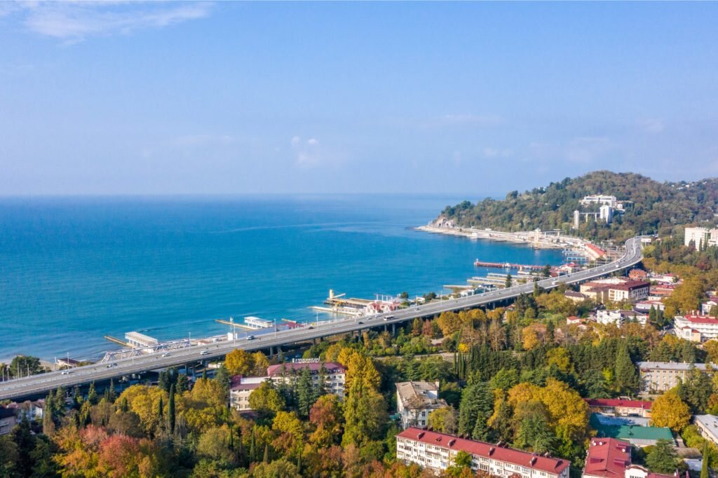 Трасса вдоль Чёрного моря почти пуста
