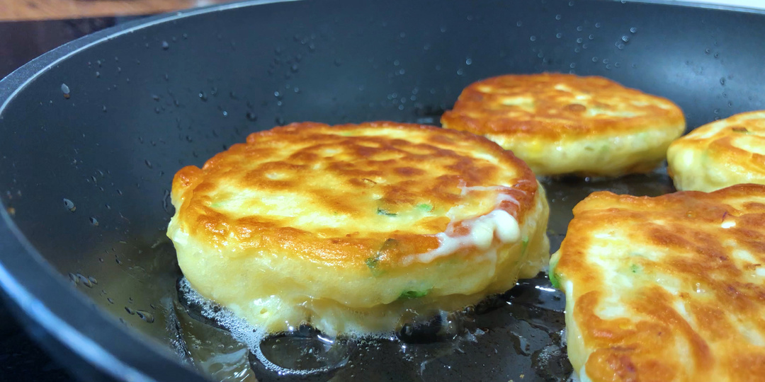 Ленивые пирожки с луком и яйцом