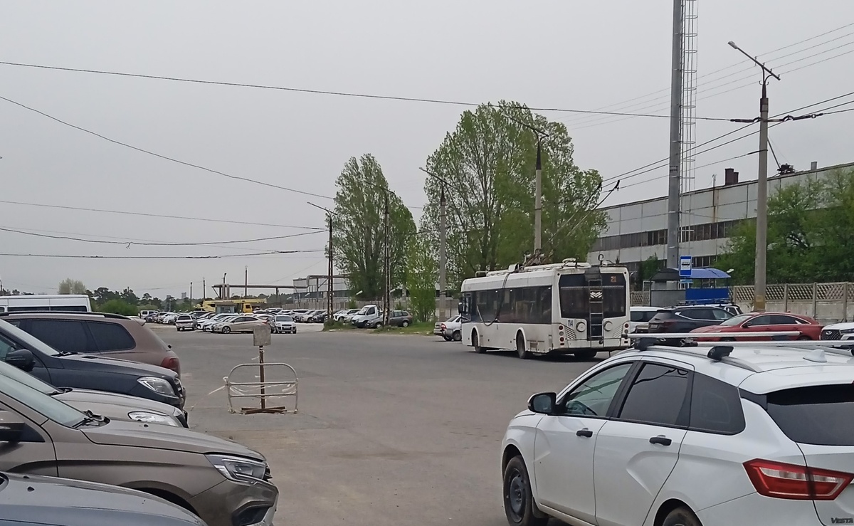 Заход 21-го троллейбуса на кольцо "Азотреммаш". Фото автора