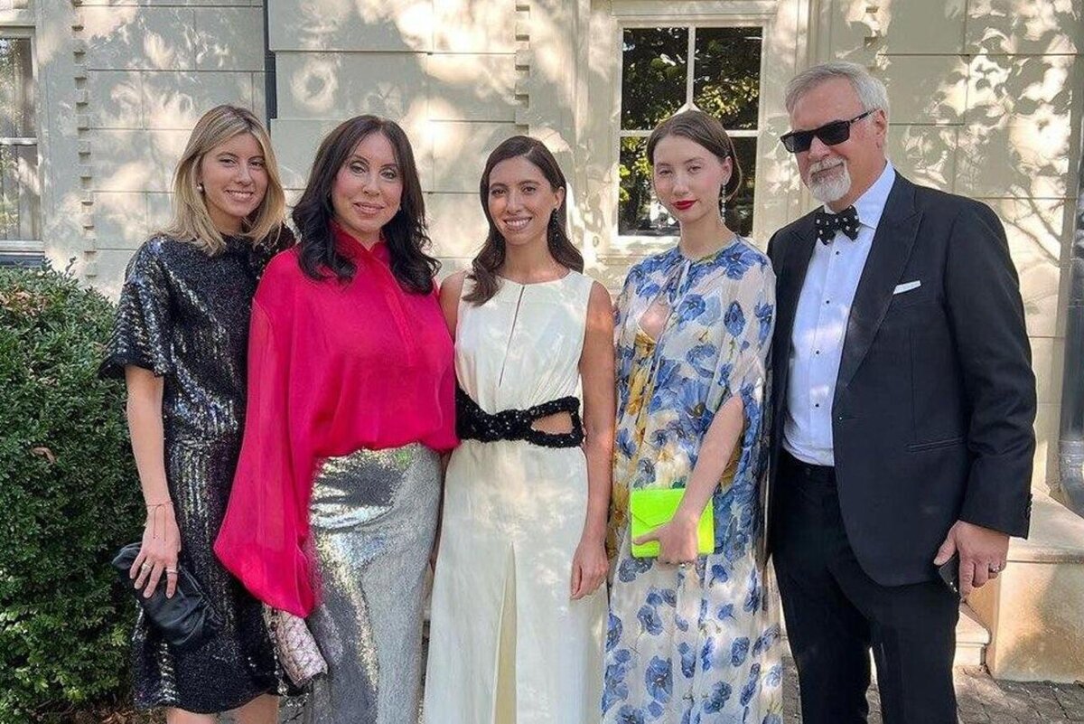    Валерий Меладзе с бывшей женой и дочерьми соцсети