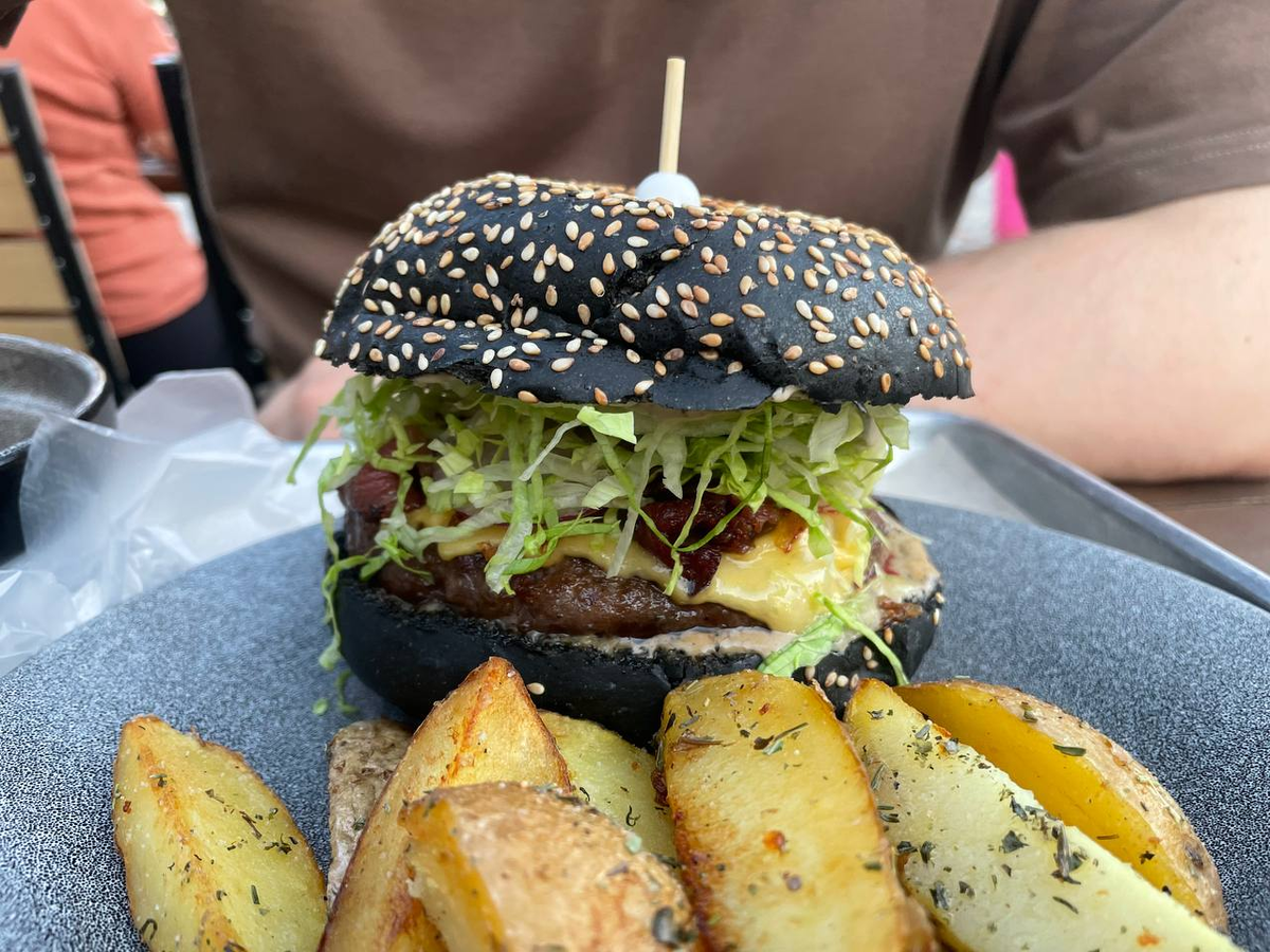 Прайм бургер - самый дорогой и большой в лавке "Праймбиф"