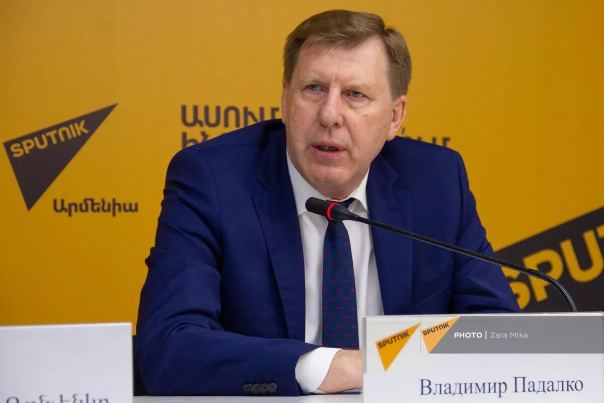 Владимир Падалко на пресс-конференции "Перспективы развития сотрудничества между Республикой Армения и Российской Федерацией в сфере легкой промышленности" (10 июня 2024). Еревaн © Sputnik / Zara Mika