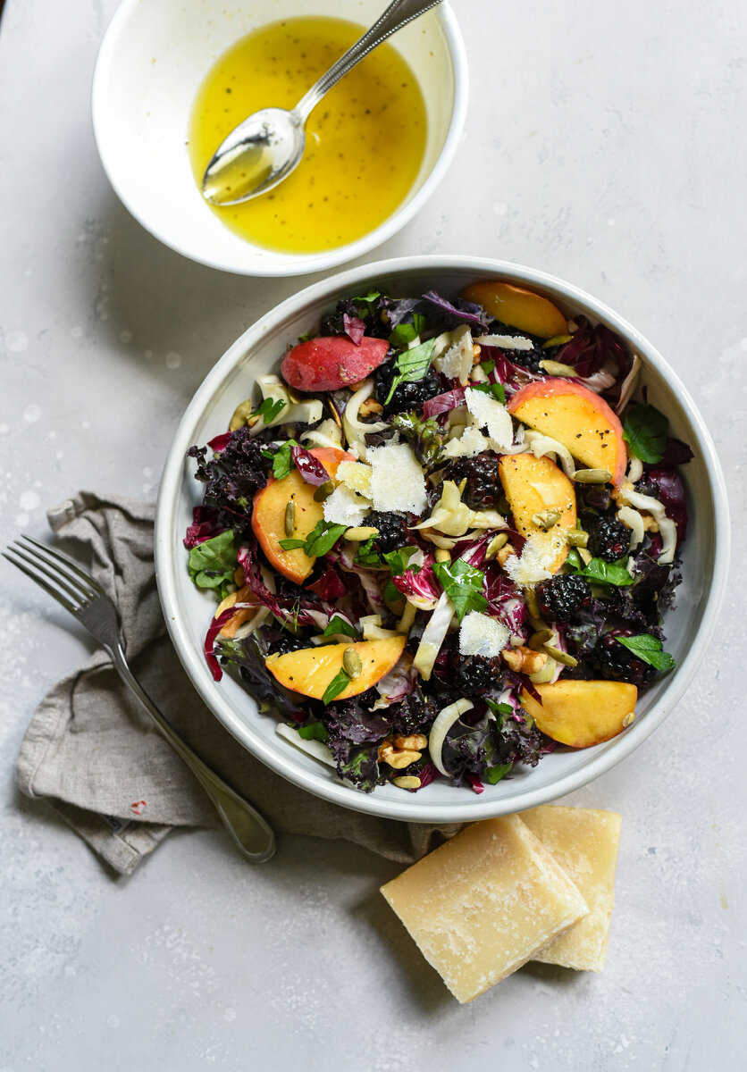 Фотосток – https://unsplash.com/photos/a-bowl-of-salad-next-to-a-bowl-of-dressing-Ak1gY1vbOls?utm_content=creditShareLink&utm_medium=referral&utm_source=unsplash