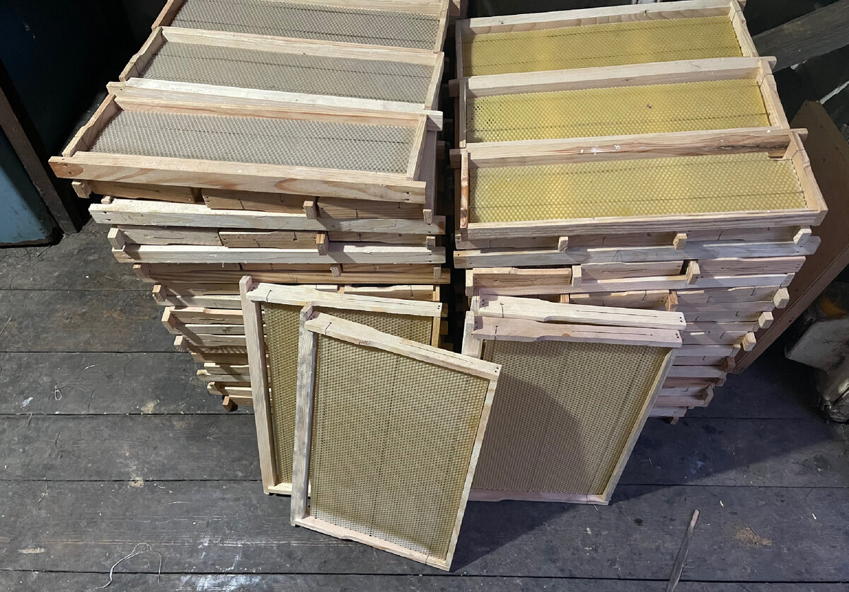 Наващенные рамки ждут подстановки в улей. 