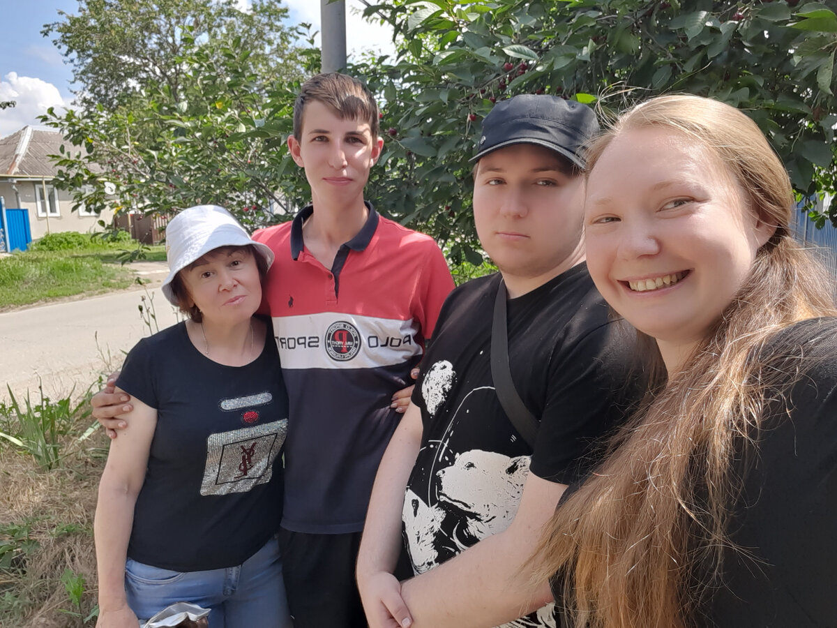 В гостях у Глеба 17.06.2023 с младшим братом и женщиной, которая помогает ему с работой музея.