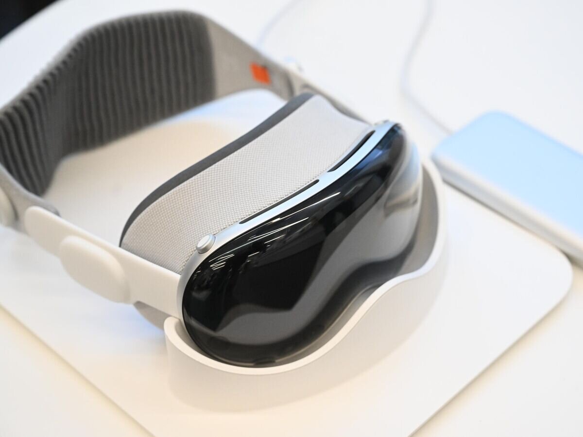    Шлем виртуальной реальности Apple Vision Pro© РИА Новости / Илья Питалев