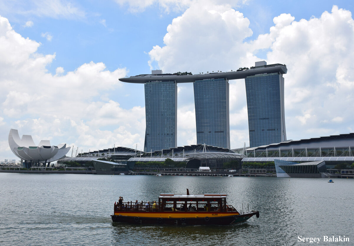 Отель Marina Bay Sands со стороны бухты Марина Бэй, март 2017 г. Здесь и далее – все фото автора