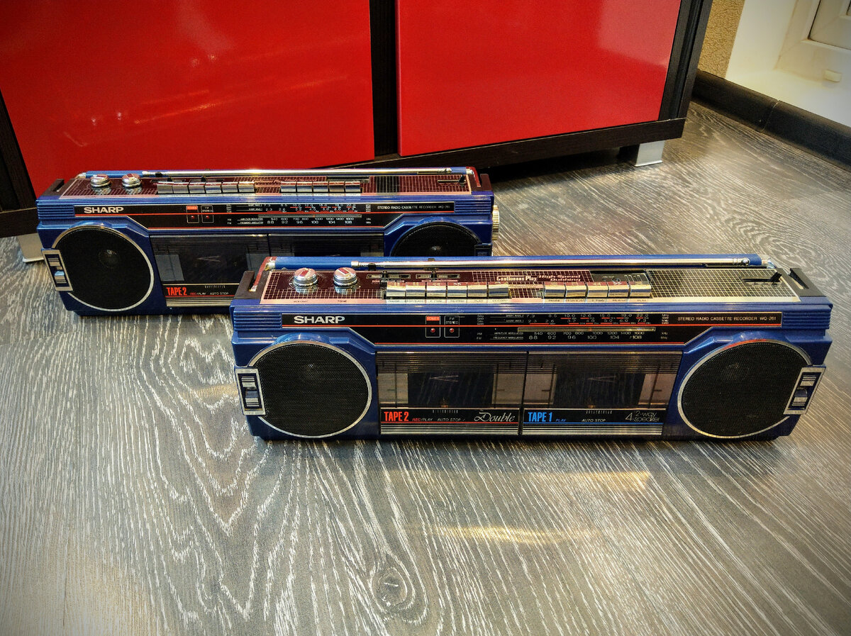 Двое из ларца! Sharp WQ-261Z(BL). Мдааа... В поисках редкого цвета магнитолы трудно себя остановить. Это азарт. А ещё труднее отказаться от очередной редкой винтажной магнитолы в коллекции.