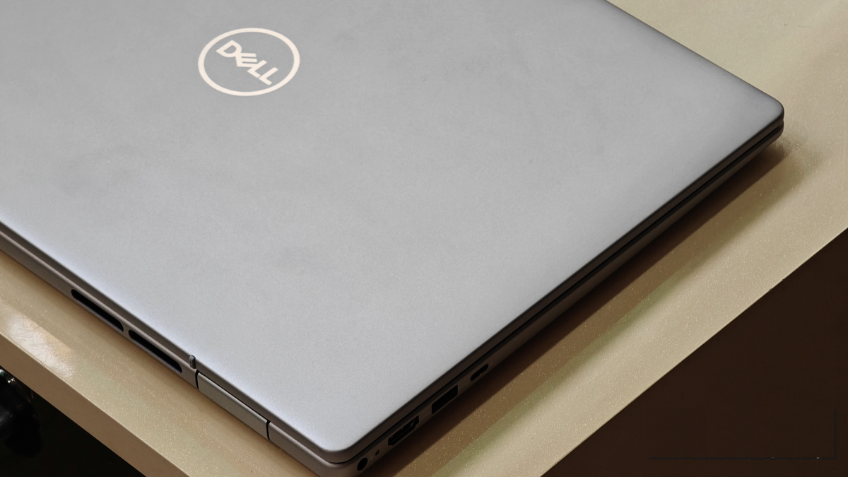 Довольно простой по своему техническому исполнению ноутбук Dell Inspiron 14 Plus не имеет модного дизайна, OLED-дисплея, мощных динамиков и веб-камеры высокого разрешения, способной сканировать лицо
