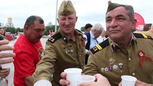 Протяжно и величаво отмечают День ГСВГ ветераны СССР на Поклонной горе. 2024.