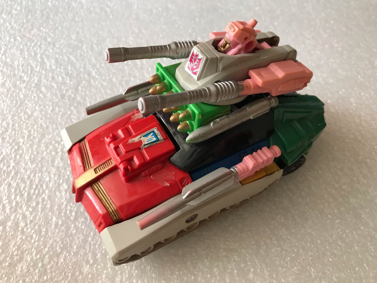 То ли автомобиль, то ли ракетница, то ли танк с танкистом.