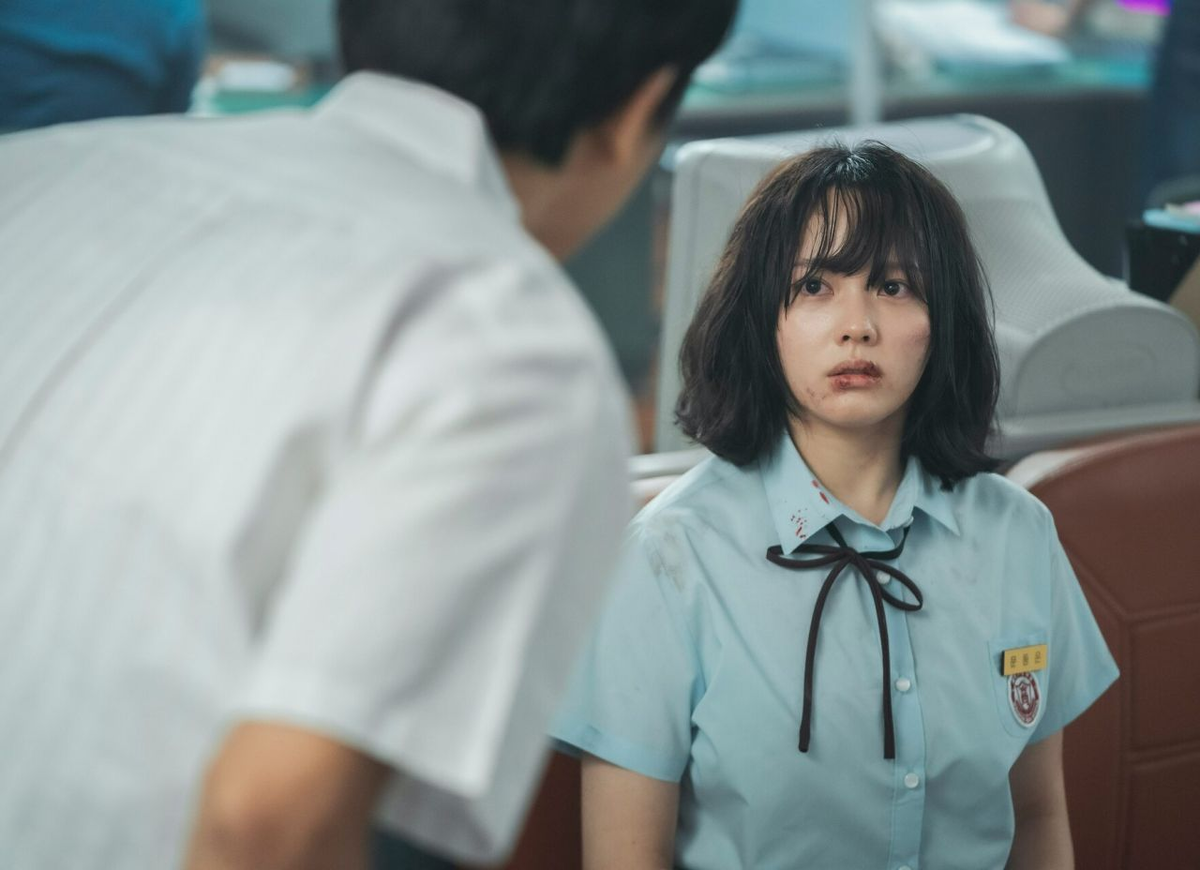 Дорама затрагивает тему насилия, травли в школе, сексуальные домогательства, насильственные действия, убийства.