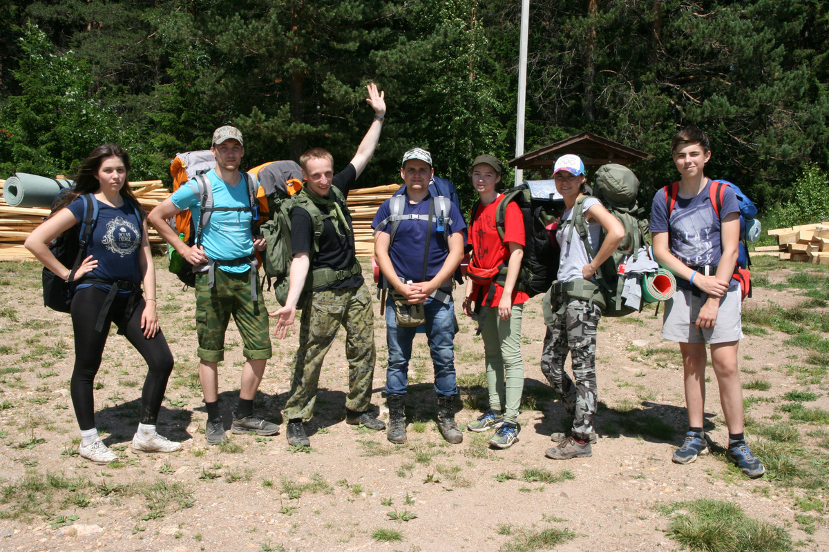 Наконец-то вернулись на парковку. На уставших лицах почти не видно радости