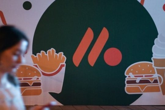    Реклама сети ресторанов быстрого питания Вкусно - и точка на фасаде здания - РИА Новости, 1920, 10.06.2024