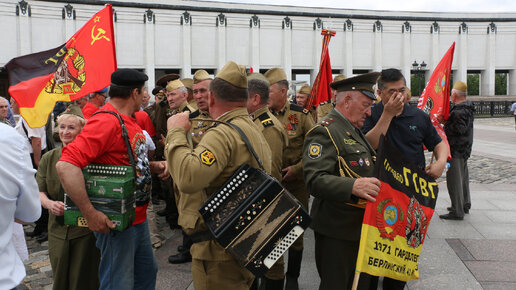 Пришла подмога в День ГСВГ перед Музеем Победы.